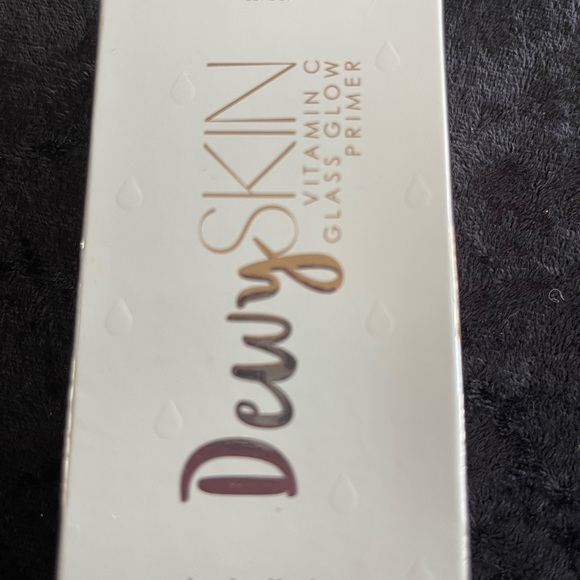 Assortment of brand name makeup - Picture 2 of 10